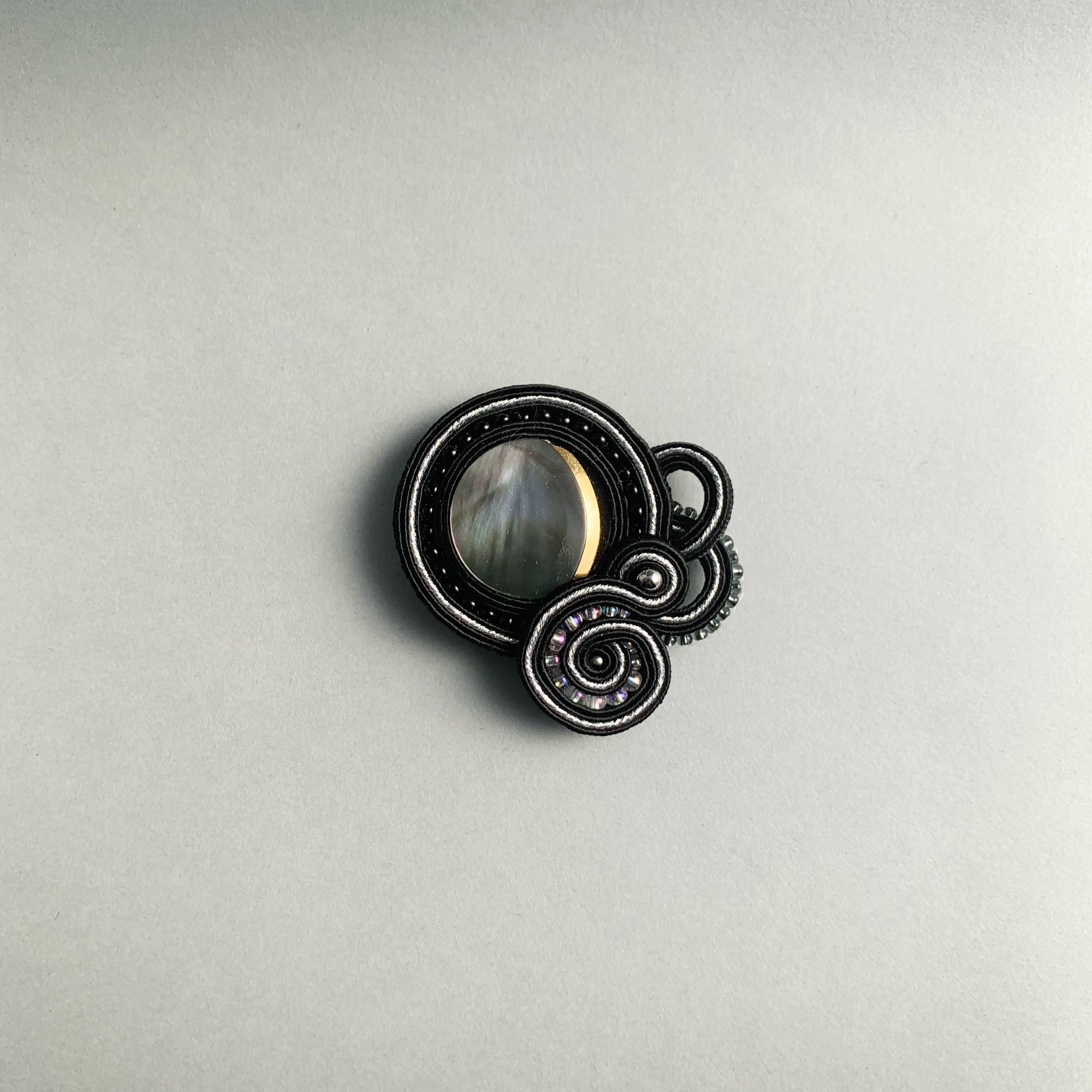 月光のブローチ（黒） 7,796円