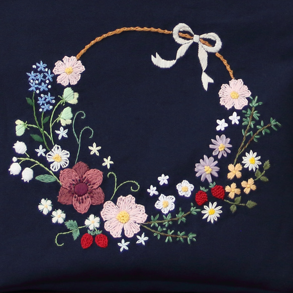 帆布の刺繍トートバッグ　春リース（ロイヤルネイビー）リボン 8枚目の画像