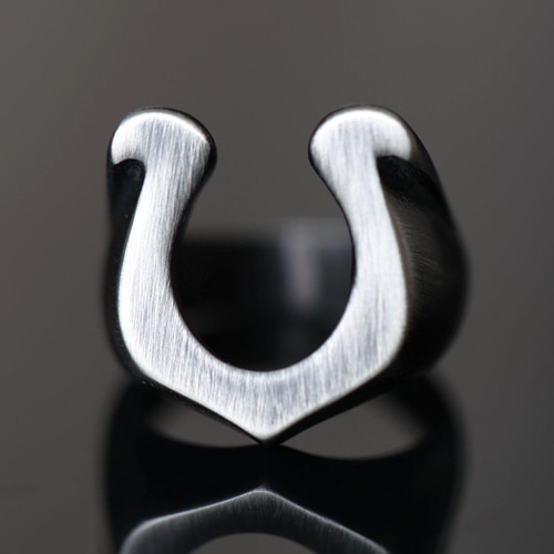 指輪 メンズ リング ホースシュー 馬蹄 ブラック ガンメタ 鏡面