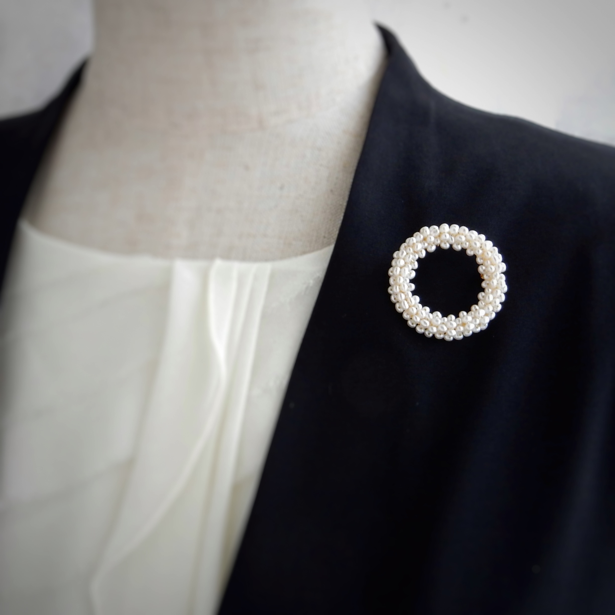 〖Mサイズ〗淡水パールリースブローチ（ホワイト）【1055】