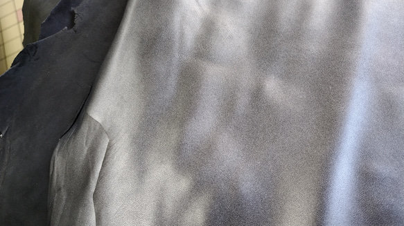 BE67 国産キッド　メタリック　黒（シルバー）　B品2枚（大きさ30デシ程度が2枚）　厚さ0.7mm 2枚目の画像