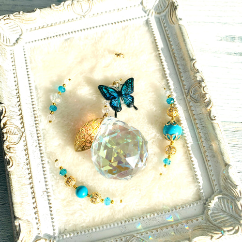 10月誕生守護石】幸せ運ぶ「青い蝶」と「愛の石」ローズクォーツのサン