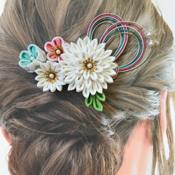 つまみ細工のコームの髪飾り 白とピンクと水色のお花たちと水引きのUピンのセット 2枚目の画像