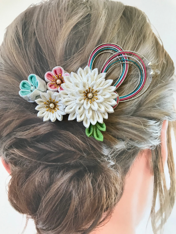 つまみ細工のコームの髪飾り 白とピンクと水色のお花たちと水引きのUピンのセット 2枚目の画像