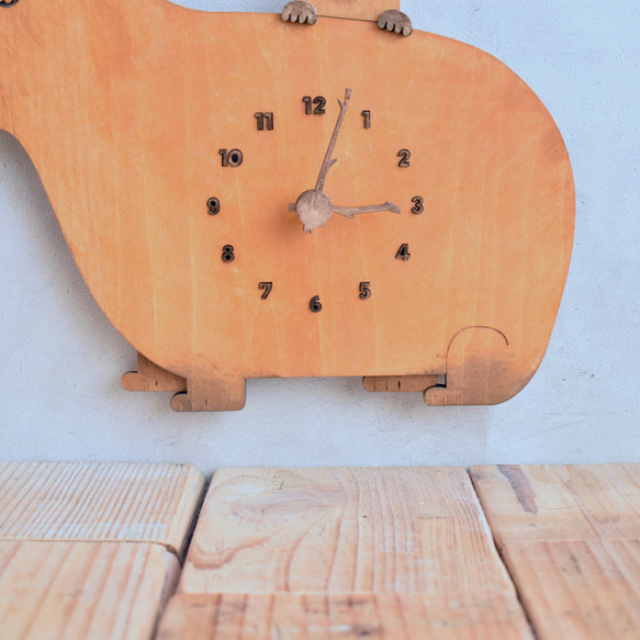 カピバラ親子がくつろぐ時計 木製 掛け時計 5枚目の画像
