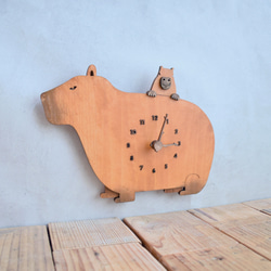 カピバラ親子がくつろぐ時計 木製 掛け時計 2枚目の画像