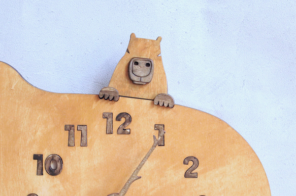 カピバラ親子がくつろぐ レギュラーサイズ 時計 木製 掛け時計 4枚目の画像