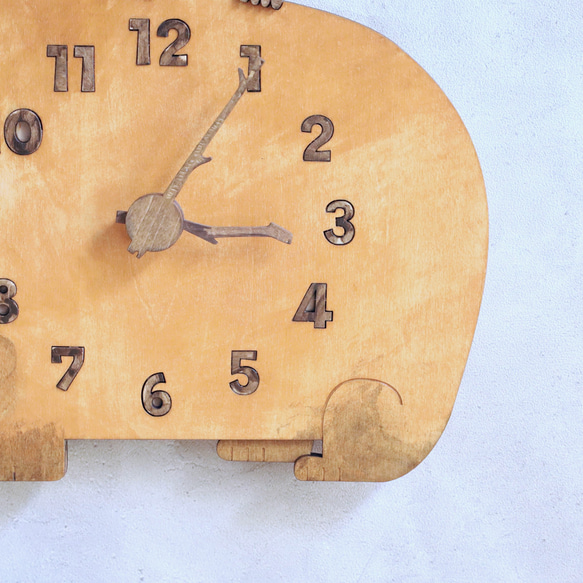 カピバラ親子がくつろぐ レギュラーサイズ 時計 木製 掛け時計 5枚目の画像