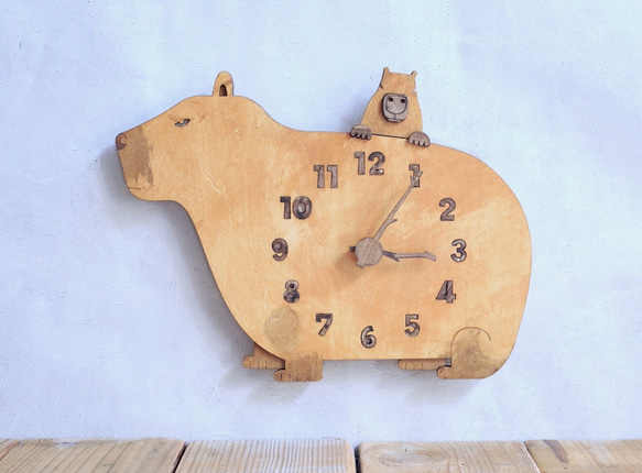 カピバラ親子がくつろぐ レギュラーサイズ 時計 木製 掛け時計 1枚目の画像