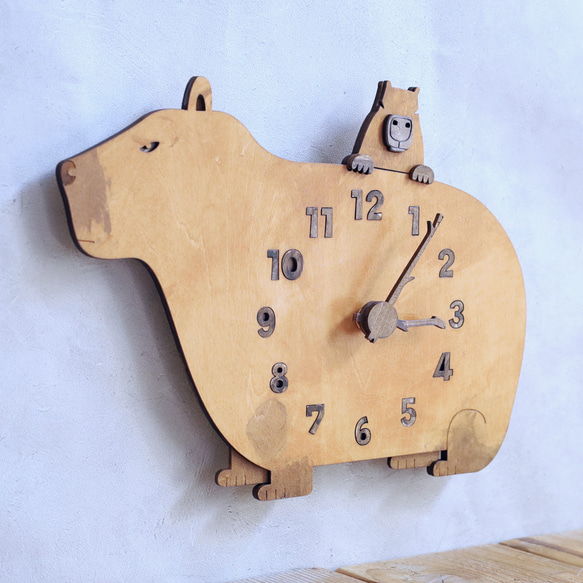 カピバラ親子がくつろぐ レギュラーサイズ 時計 木製 掛け時計 2枚目の画像