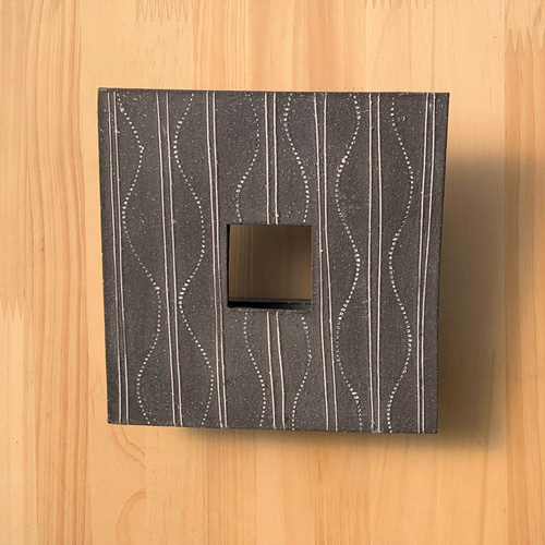 黒陶掛け花生け(ウエーブ） 陶器 一輪挿し 壁掛け 一輪挿し・花瓶