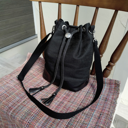 ブラックデニムとレザーの異素材コンビがカッコイイ！シンプルな巾着型