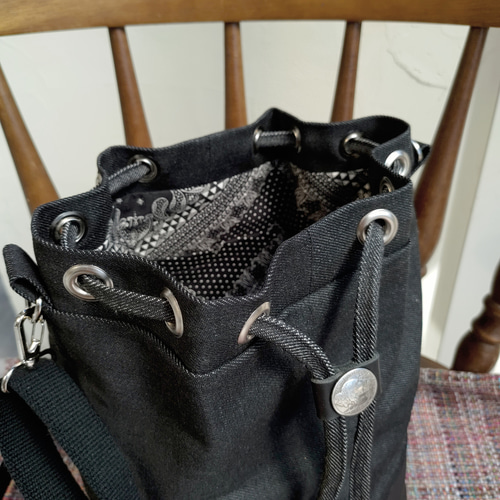 ブラックデニムとレザーの異素材コンビがカッコイイ！シンプルな巾着型