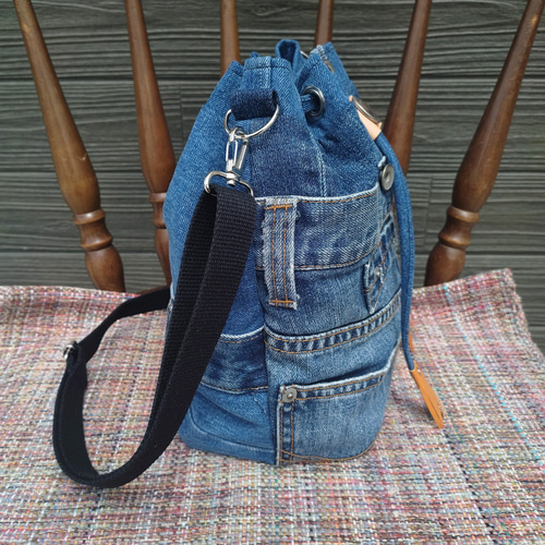 1点のみ！デニムリメイク コインコンチョつき 巾着型ショルダーバッグ