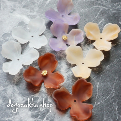 4こ☆大ぶりフラワーパーツ マットホワイト 花 花弁 アクリル