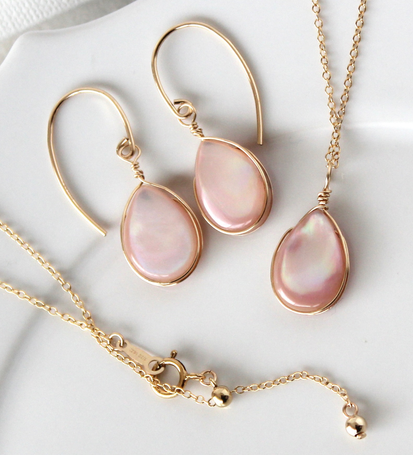 【 Creema限定 春のご自愛福袋 】 ピンクシェル 桜ひとひらピアス (orイヤリング) & ネックレス セット