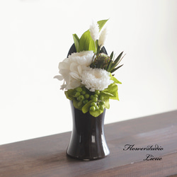 仏花プリザーブドフラワー　ガラスボトル入り1対2基　②　マム　デンファレ匿名配送 仏花プリザーブドフラワー ガラスボトル入り1対2基 ② マム