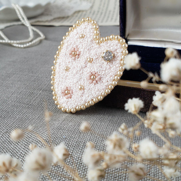 桜染め刺繍糸で桜の花びら ビーズ刺繍 刺繍 ブローチ ブローチ
