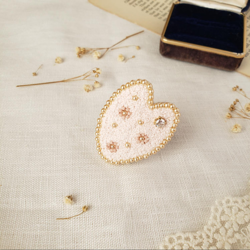 桜染め刺繍糸で桜の花びら ビーズ刺繍 刺繍 ブローチ ブローチ