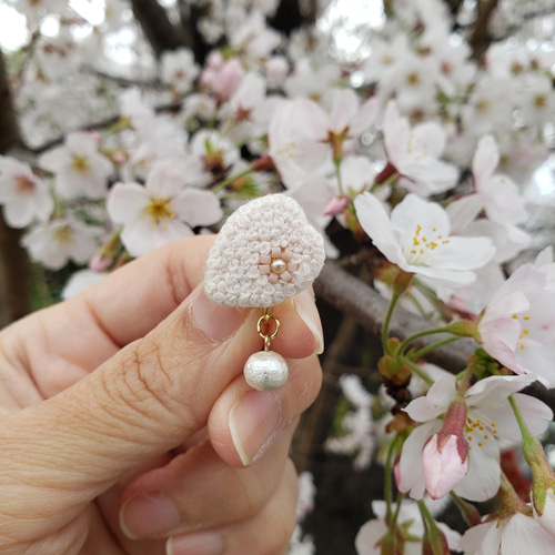 桜染め刺繍糸で桜の花びら ビーズ刺繍 刺繍 ブローチ ブローチ