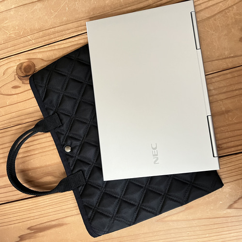 シンプル！軽い！ナイロンキルティングのパソコンケース タブレット