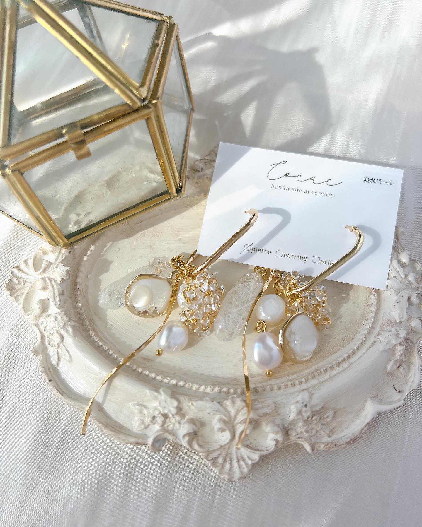 ホワイトシェルのフープピアスイヤリング