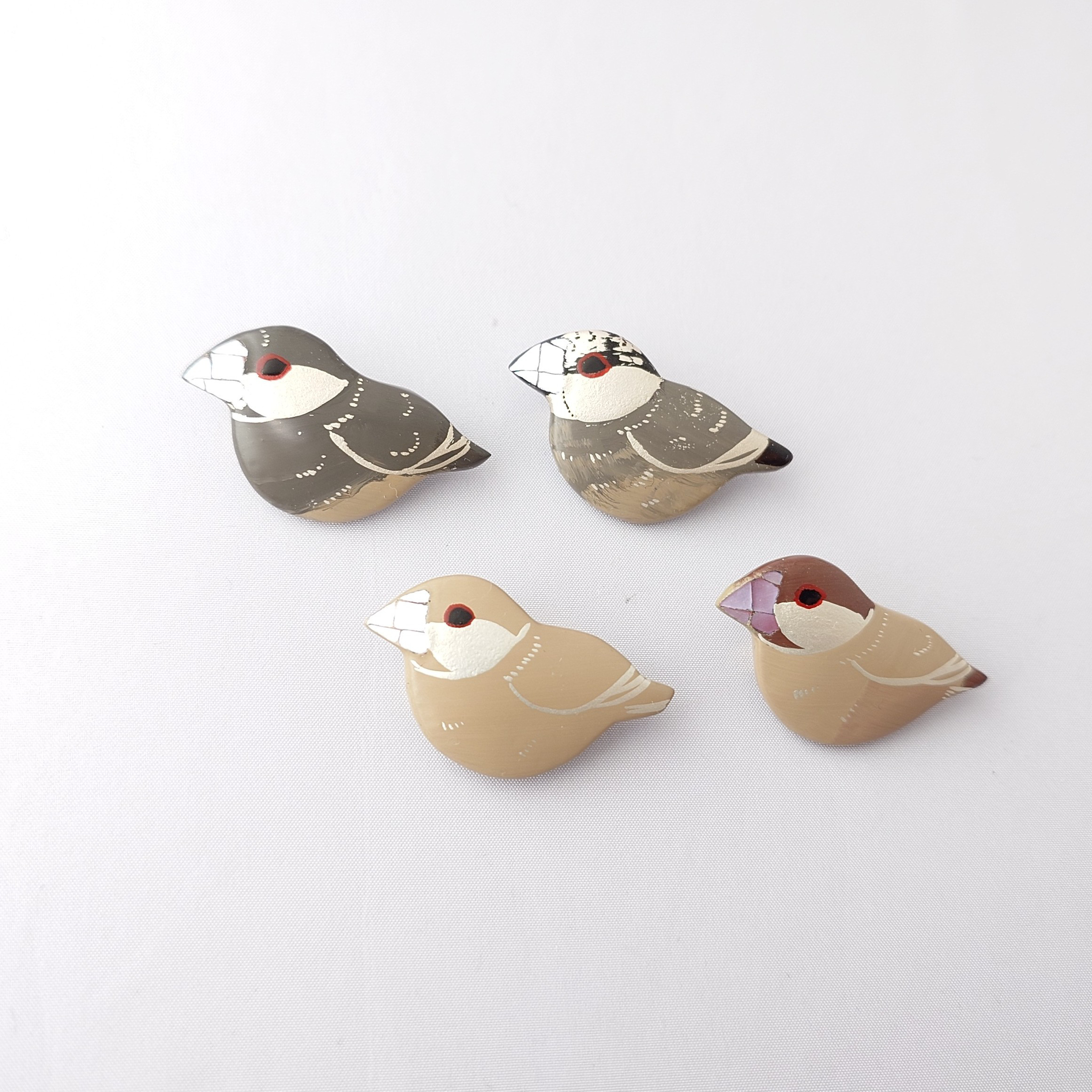 文鳥 漆ブローチ