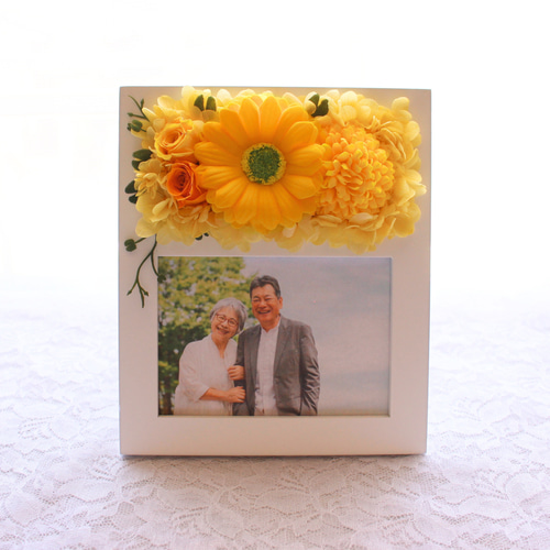 笑顔を運ぶ華やかな米寿祝いのフォトフレーム プリザーブドフラワー