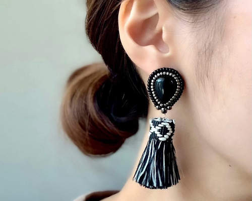 1点のみ　オルテガ　タッセル　リボン　ネイティブ　白　黒　ピアス　イヤリング 再47 春 オルテガ タッセル リボン ネイティブ 白 黒 ピアス