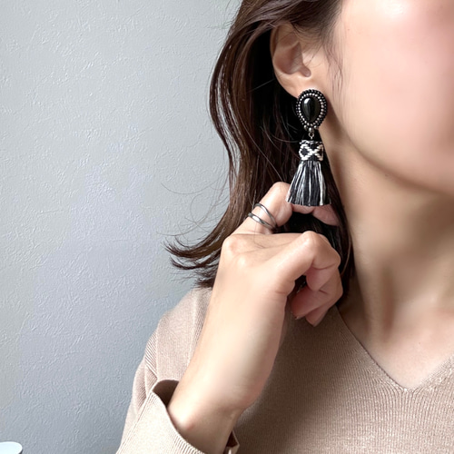 1点のみ　オルテガ　タッセル　リボン　ネイティブ　白　黒　ピアス　イヤリング 再47 春 オルテガ タッセル リボン ネイティブ 白 黒 ピアス