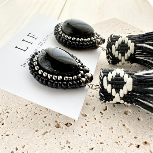 再販　オルテガ　タッセル　リボン　ネイティブ　白　黒　ピアス　イヤリング 秋 オルテガ タッセル リボン ネイティブ 白 黒 イヤリング - メルカリ