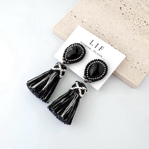 ブラックオニキス × 白黒タッセル ＊軽い 大ぶりビーズ刺繍 ピアスor 
