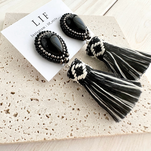 ブラックオニキス × 白黒タッセル ＊軽い 大ぶりビーズ刺繍 ピアスor 