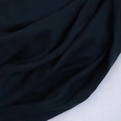幅広・一重タイプ（約35×80）日本製☆タック入り☆ゆったりしたサイズ感が特徴のWガーゼのスヌード☆濃紺 2枚目の画像