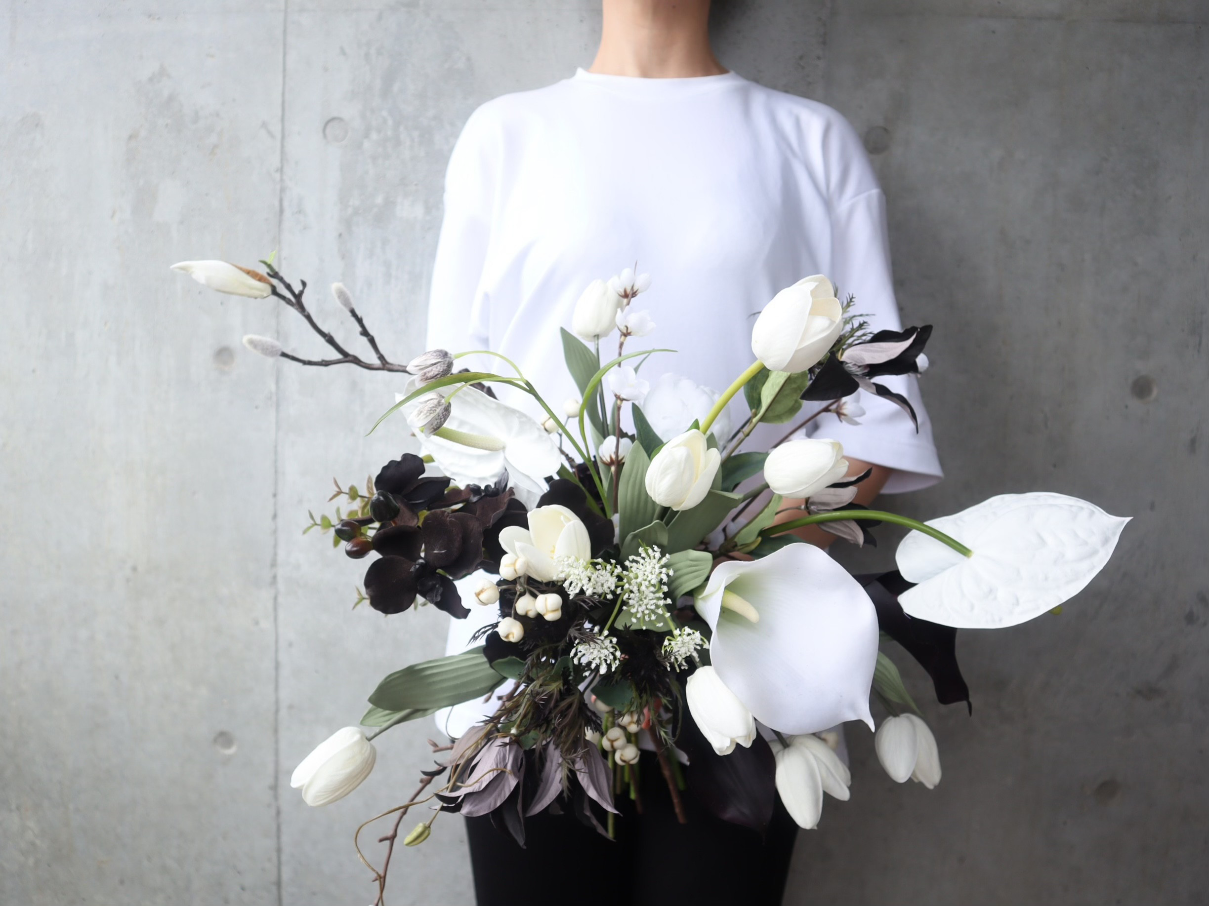 おしゃれ上級者のトレンド黒花が上品なチューリップブーケ♡ ブラックブーケ  ウェディングブ