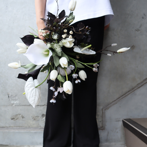 おしゃれ上級者のトレンド黒花が上品なチューリップブーケ♡ ブラック