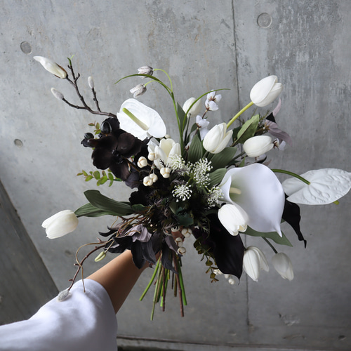 おしゃれ上級者のトレンド黒花が上品なチューリップブーケ♡ ブラック