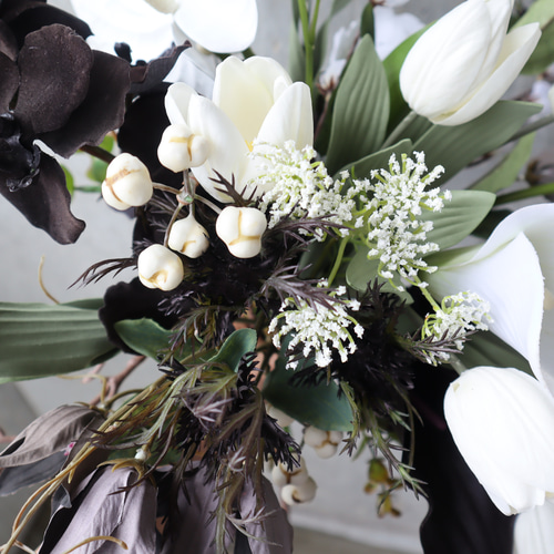 おしゃれ上級者のトレンド黒花が上品なチューリップブーケ♡ ブラック