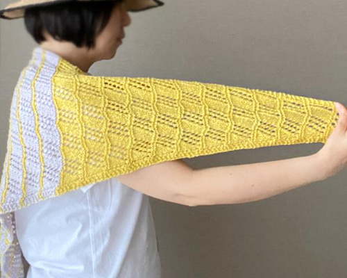 かぎ針編み　三角ショール　手編み　ガーベラ　黄色　イエロー　コットン かぎ針編み 三角ショール 手編み ガーベラ 黄色 イエロー