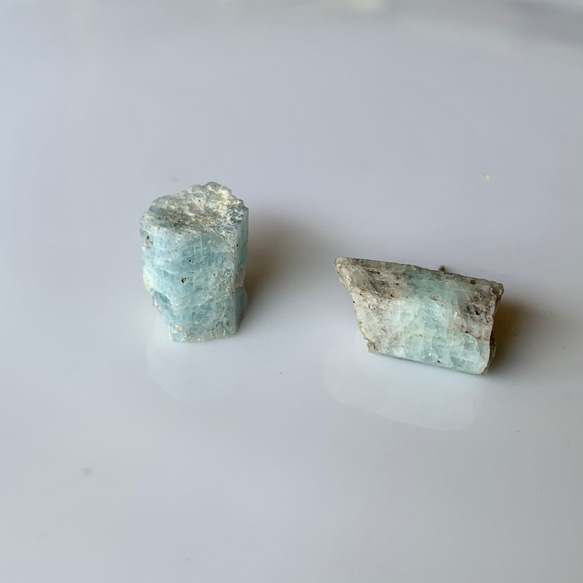 国産アクアマリン原石のピアス 1枚目の画像