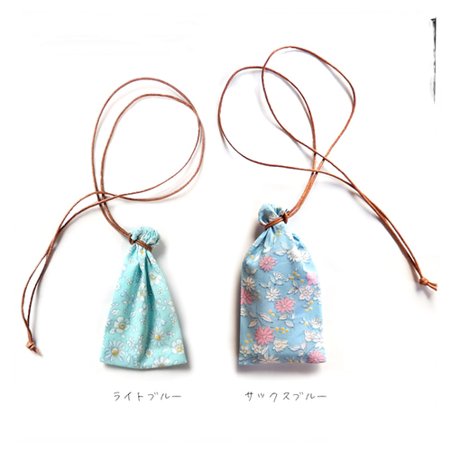 2410-37 手のひら巾着サシェ 香り袋 刺繍入り ローズネックレス ブルー 特集＼花柄＆ブルー／巾着袋 ネックレス（水色・サックスブルー）大人