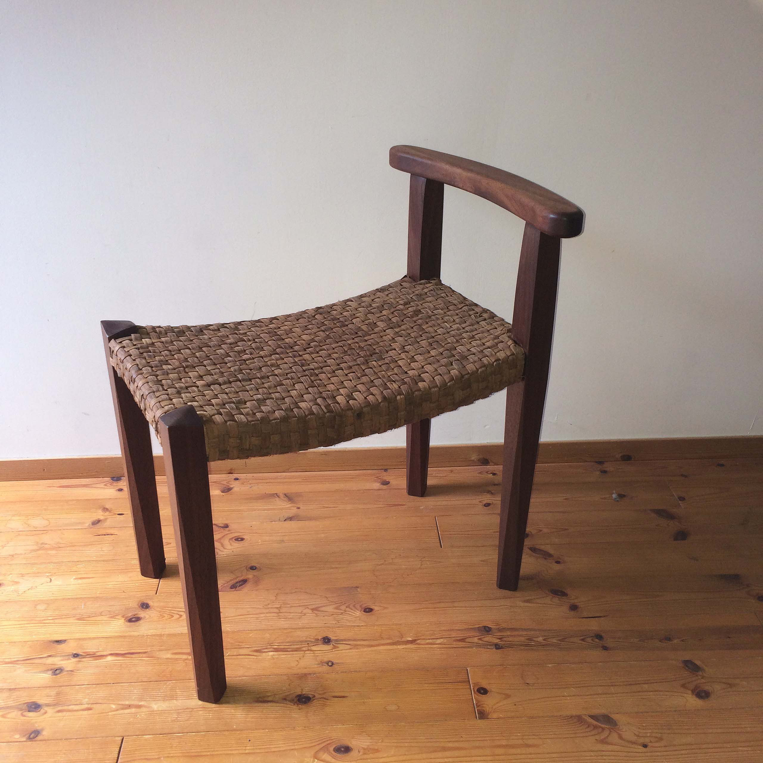 山葡萄のひじ付スツール　ch1512　平編み