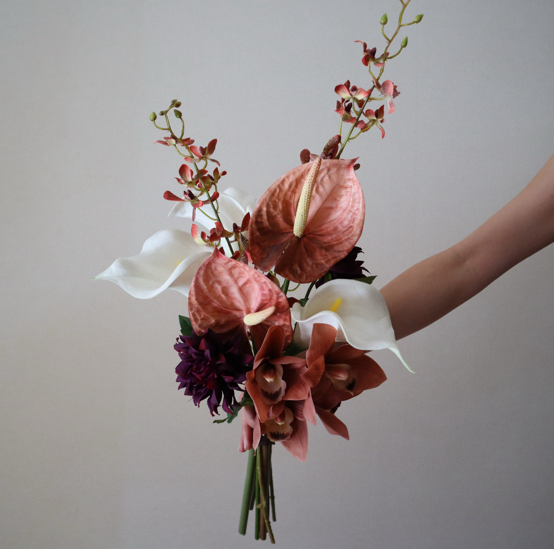 人気のリリィやピーチバーガンディのアンスリウムを束ねたスリムなブーケ カラー ウェディングブーケ