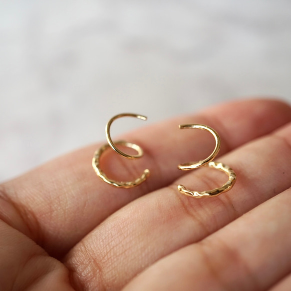 重ね付けに見える！極小　フープピアス (8mm)(ゴールド/シルバー）メンズ　つけっぱなし　低金属アレルギー対応　華奢 5枚目の画像