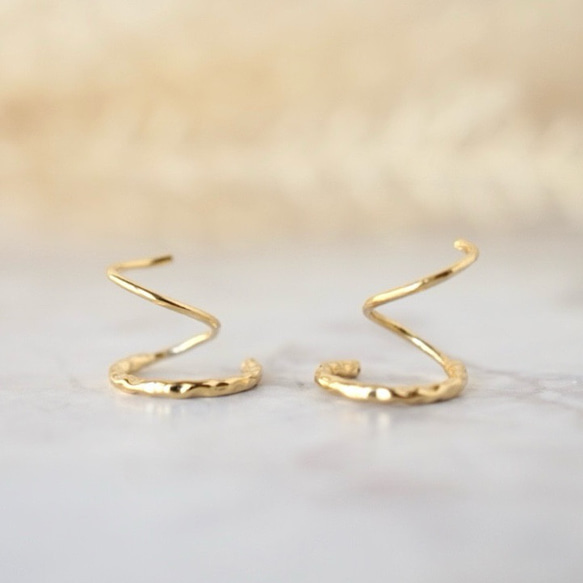 重ね付けに見える！極小　フープピアス (8mm)(ゴールド/シルバー）メンズ　つけっぱなし　低金属アレルギー対応　華奢 4枚目の画像