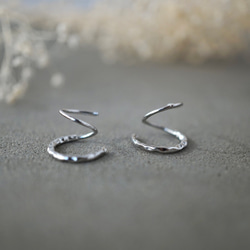 重ね付けに見える！極小　フープピアス (8mm)(ゴールド/シルバー）メンズ　つけっぱなし　低金属アレルギー対応　華奢 20枚目の画像