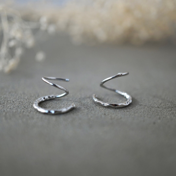 重ね付けに見える！極小　フープピアス (8mm)(ゴールド/シルバー）メンズ　つけっぱなし　低金属アレルギー対応　華奢 20枚目の画像