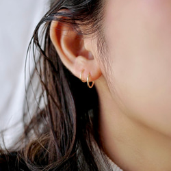 重ね付けに見える！極小　フープピアス (8mm)(ゴールド/シルバー）メンズ　つけっぱなし　低金属アレルギー対応　華奢 8枚目の画像