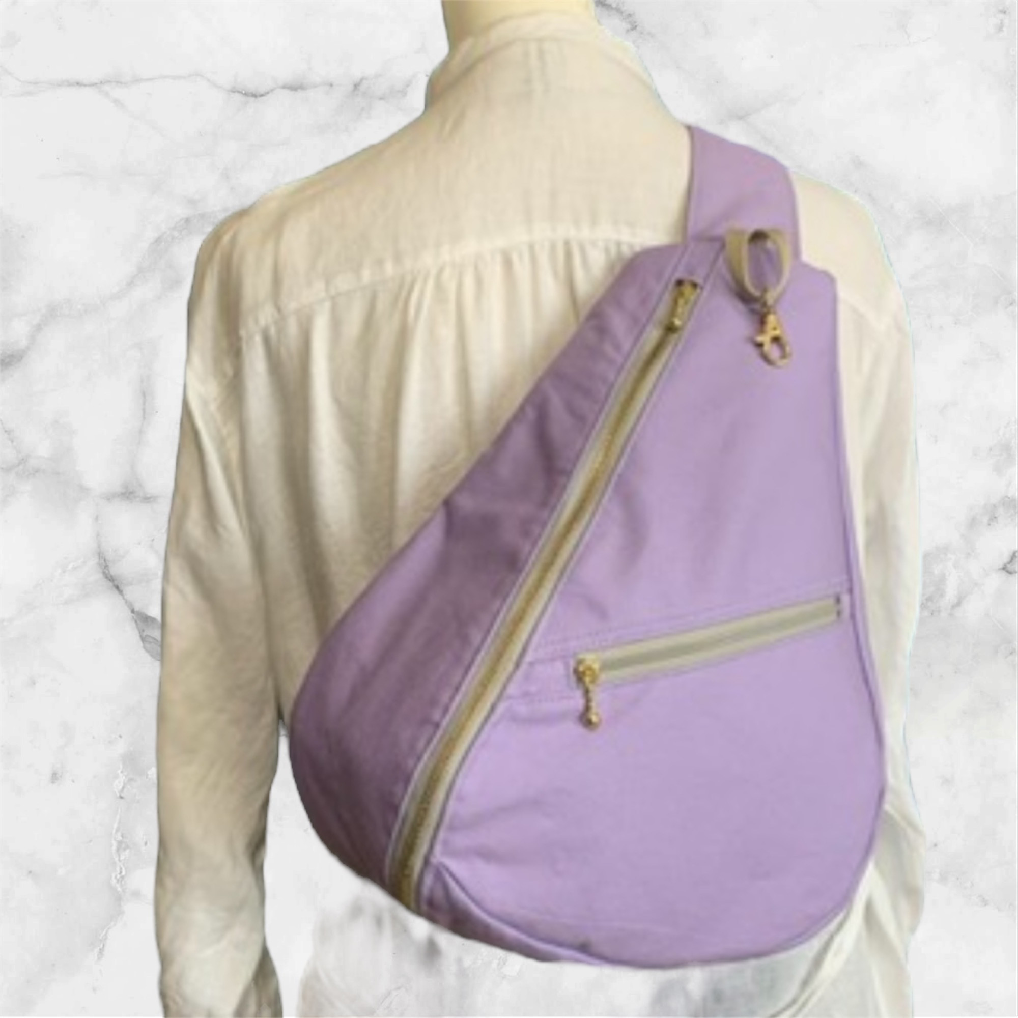 帆布　背面ファスナーポケット付き　軽量　しずく型　ワンショルダーバック　ボディーバック　長さ調節可能　ラベンダー色