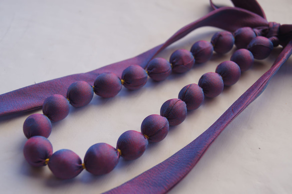 玉虫色に輝くリボンネックレス。最後の一点となりました。 ネックレス